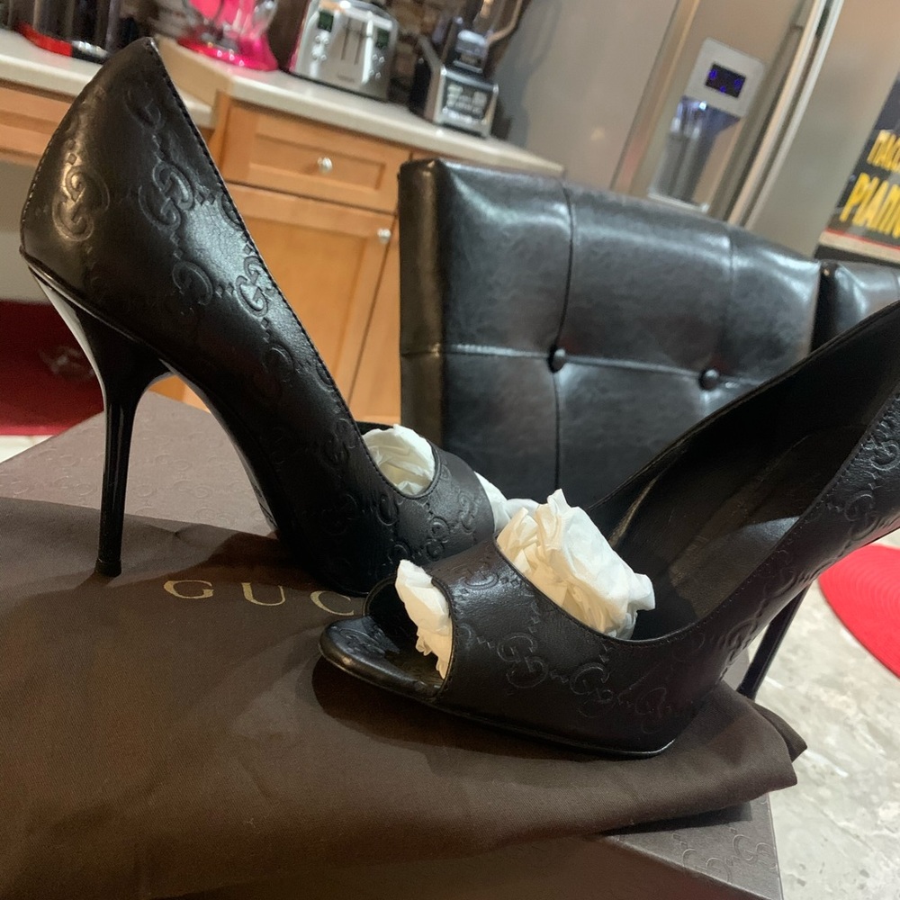 GUCCI LOGO PRINT PEEP TOE HEEL